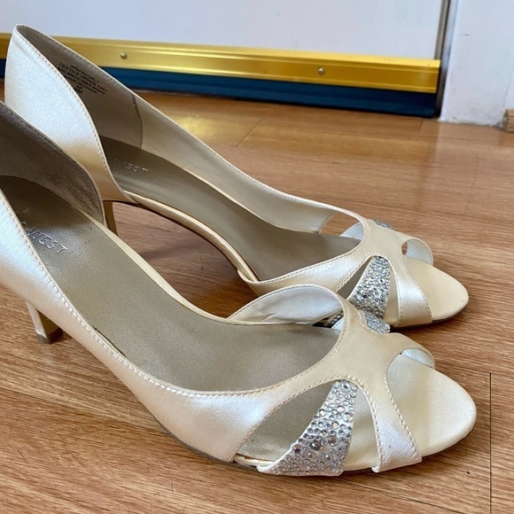 Nine West New Favorly Bridal Kitten Heel Satin Dress Sandals Women’s 9 NWT - Picture 12 of 15